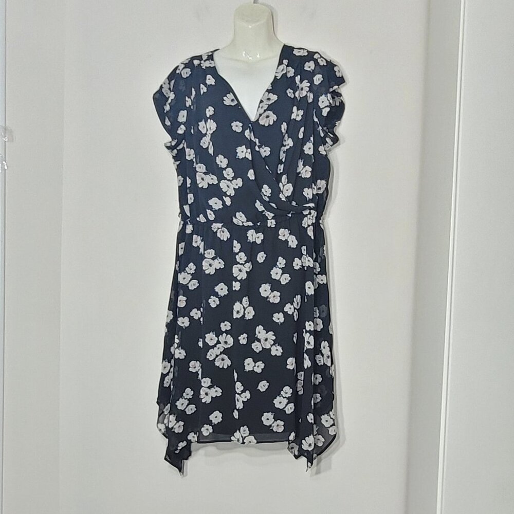 Reitmans Women's Black & White Floral Cap Sleeve V-Neck Wrap Midi Dress